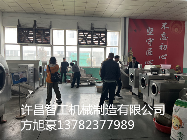 山東江蘇客戶同時來廠考察電磁炒貨機。